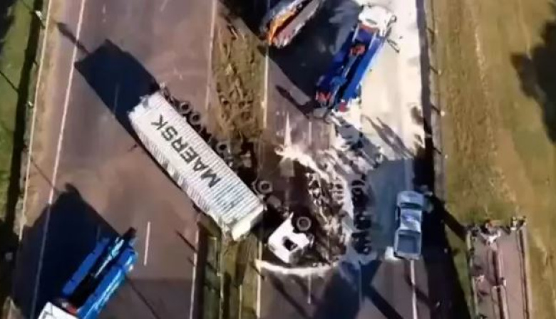 Volcó un camión con aceite en la Panamericana y hay caos de tránsito desde la madrugada