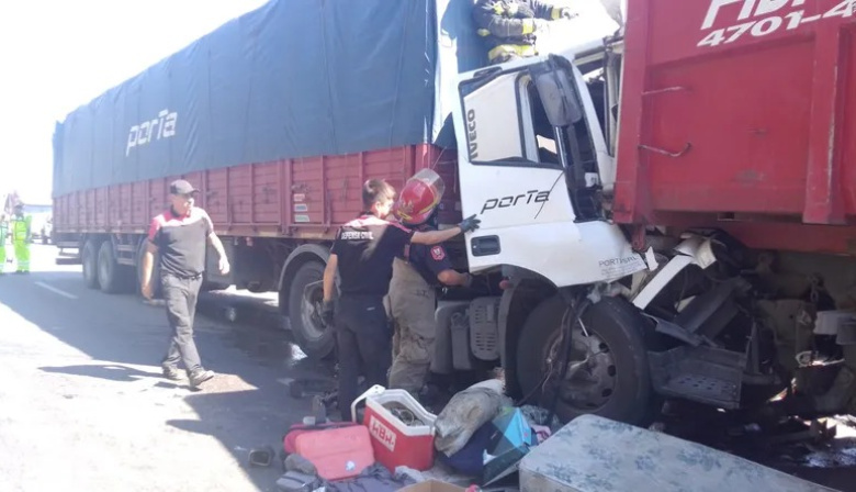 Accidente múltiple y caos en la Panamericana: chofer quedó atrapado