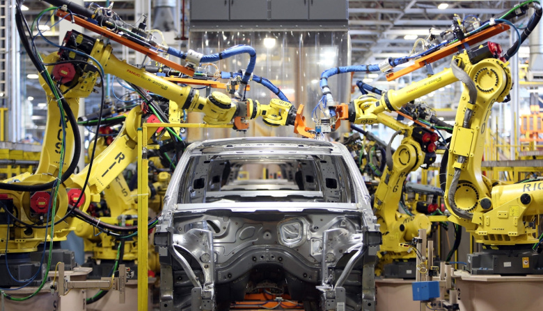 Peugeot y Toyota recortan turnos y crece el temor por despidos