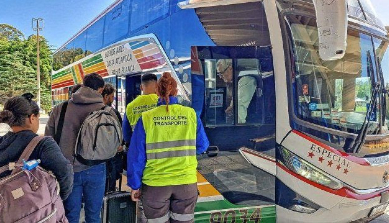 Denuncian que Milei quiere desmantelar la regulación del transporte y peligran los viajes de egresados