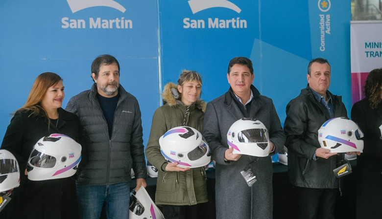 El Ministerio de Transporte bonaerense entregó cascos en San Martín para reforzar la seguridad vial
