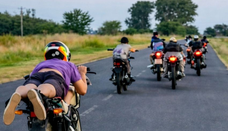 Hacía acrobacias en moto y las subía a redes: le suspendieron la licencia por 73 años