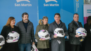 El Ministerio de Transporte bonaerense entregó cascos en San Martín para reforzar la seguridad vial