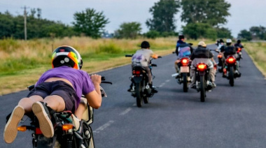 Hacía acrobacias en moto y las subía a redes: le suspendieron la licencia por 73 años