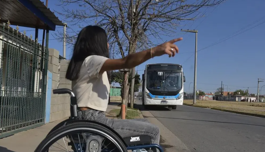 Los discapacitados podrán viajar en colectivos y trenes sin presentar el Certificado Único de Discapacidad