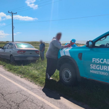 Semáforo en rojo, cámara en vivo: detienen a un conductor por grave maniobra