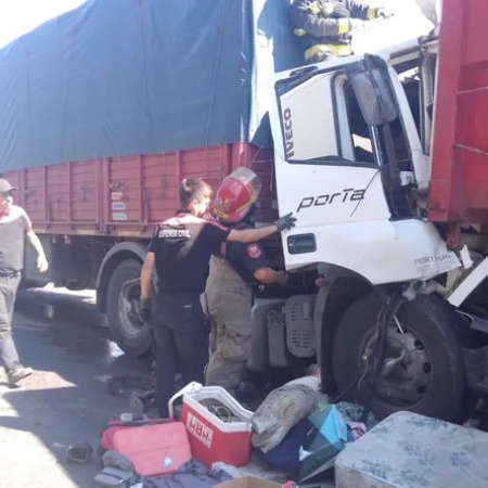 Accidente múltiple y caos en la Panamericana: chofer quedó atrapado