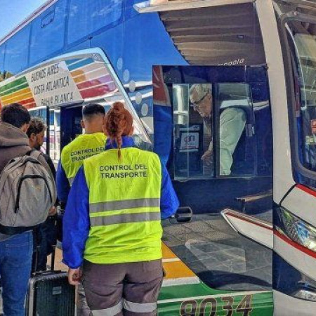 Denuncian que Milei quiere desmantelar la regulación del transporte y peligran los viajes de egresados