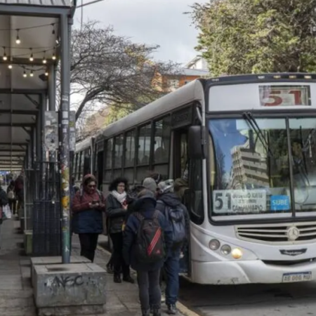 Los ómnibus del AMBA anunciaron que reducen su frecuencia por la suba del gasoil