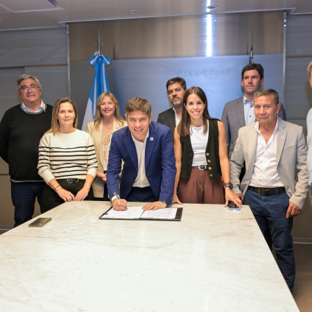 Axel Kicillof y un acuerdo para mejorar caminos rurales en la Provincia