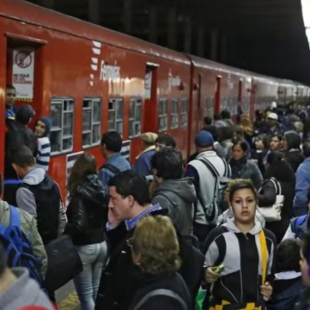 Por la reducción de trenes en el Belgrano Norte, los pasajeros viajan colgados