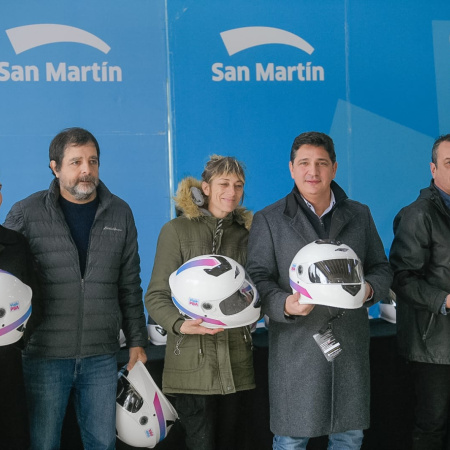El Ministerio de Transporte bonaerense entregó cascos en San Martín para reforzar la seguridad vial