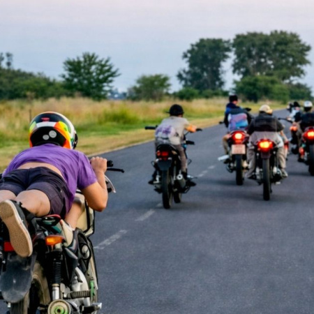 Hacía acrobacias en moto y las subía a redes: le suspendieron la licencia por 73 años